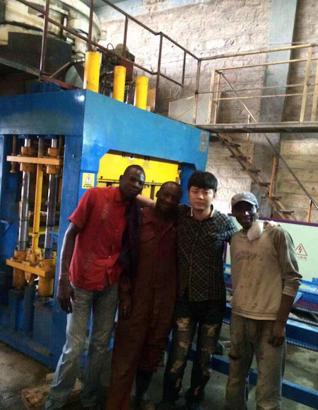 Produsen batu paving di Nairobi, Kenya, meningkatkan kapasitas produksi dan kualitas dengan QT9-15.